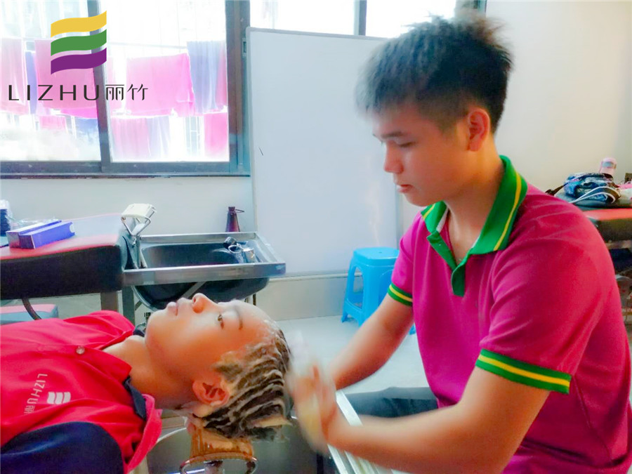 美發(fā)學(xué)員心得：老師，我們沒(méi)有忘