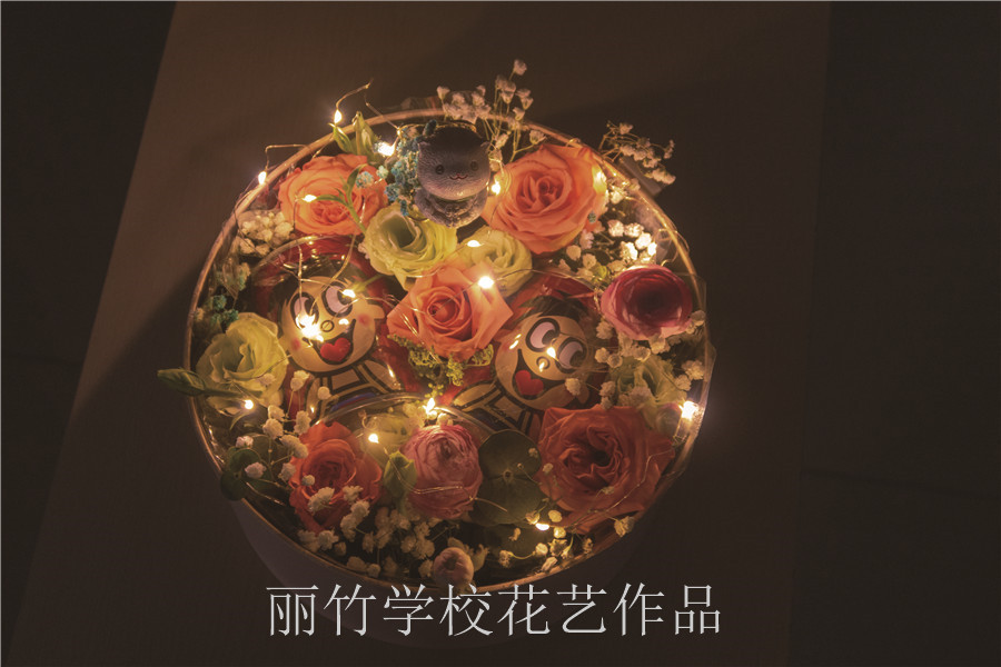 東西插花教程對比，南寧花藝學(xué)習(xí)為你剖析