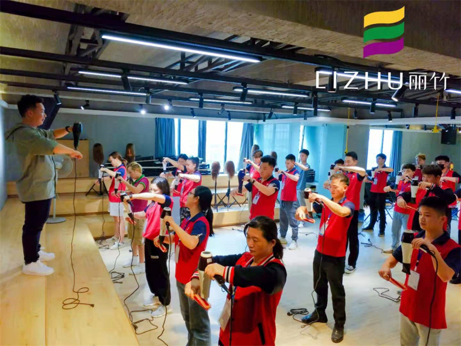 美發(fā)吹風(fēng)造型教程，廣西師資強(qiáng)的美發(fā)學(xué)校找到了