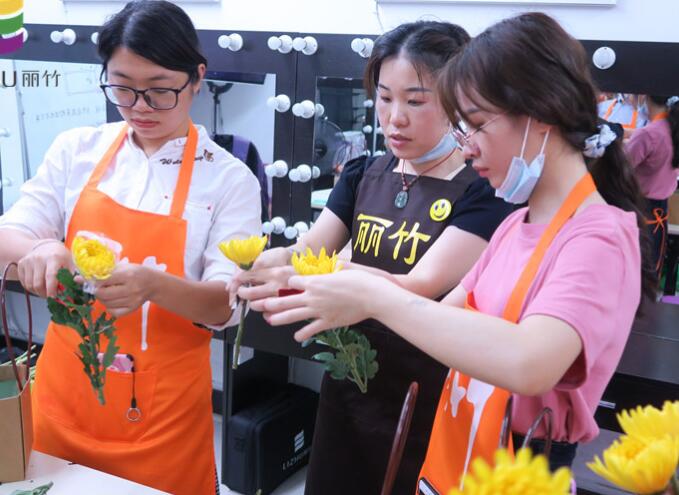 插花如何進(jìn)行色彩搭配？南寧花藝培訓(xùn)班來教你