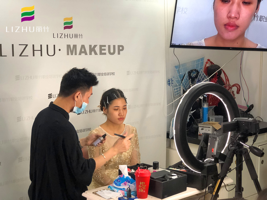 麗竹化妝學(xué)校提示：愛化妝的你必須要知道！