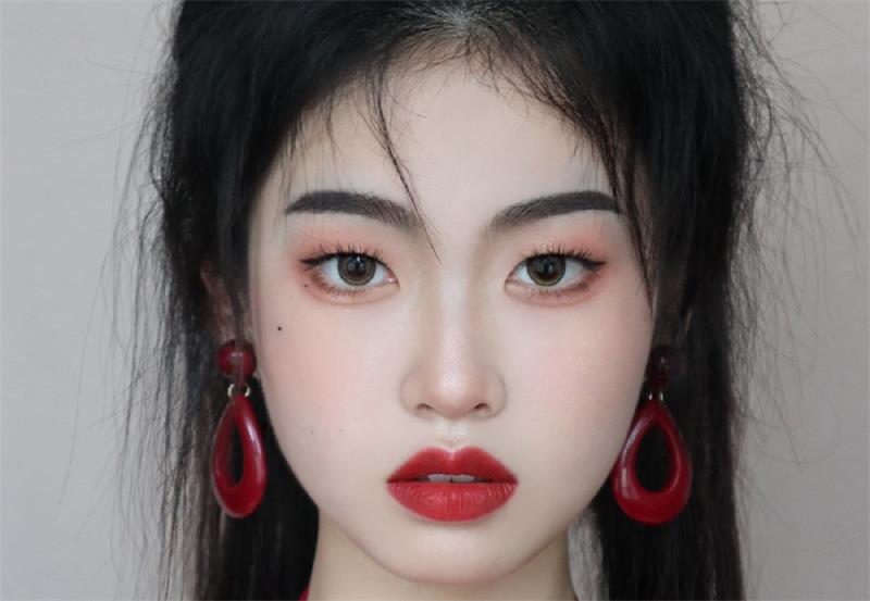 國風少女眼妝怎么畫？快來南寧專業(yè)化妝學校看看