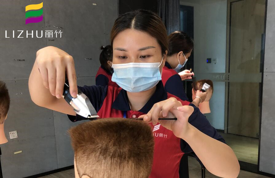 理發(fā)器的使用方法，南寧正規(guī)美發(fā)學(xué)習(xí)教你