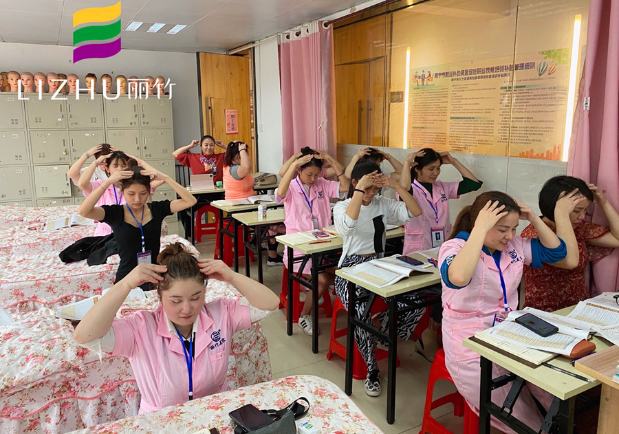 美容學員如何練習手法？廣西專業(yè)美容培訓給你示范