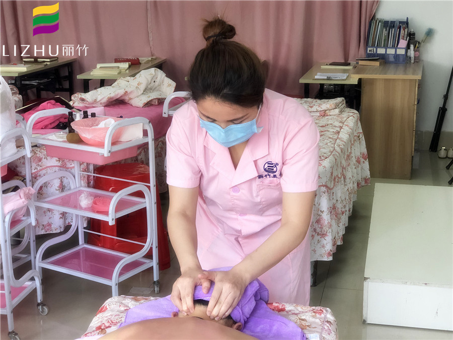 美容學(xué)子感言：這就是為人師表該有的樣子！