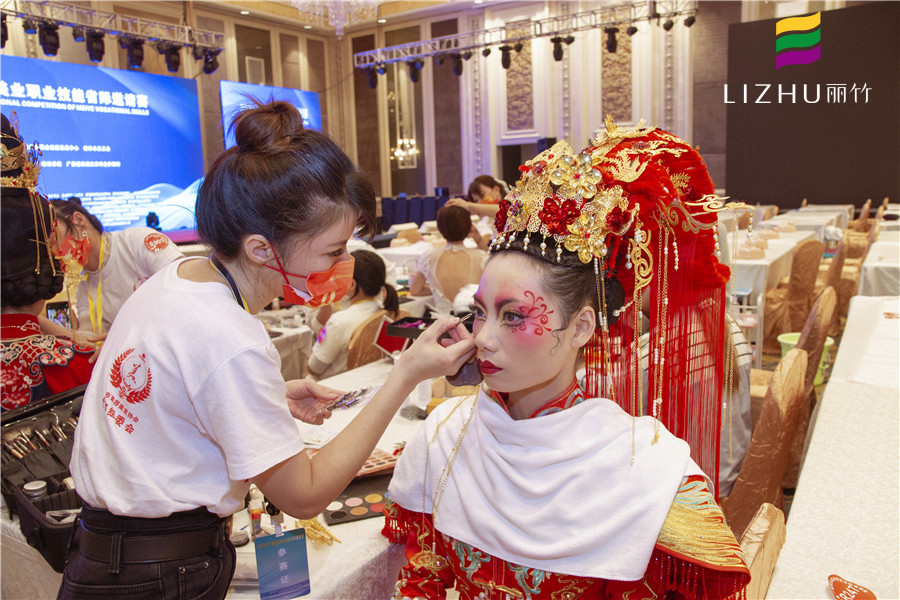 冬天卡粉怎么辦？南寧化妝課堂正在為你講解
