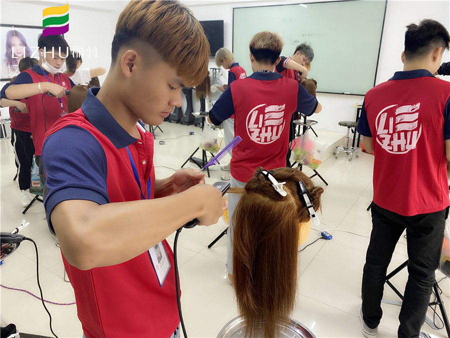 學(xué)直板夾使用技巧，就來廣西教美發(fā)的學(xué)校