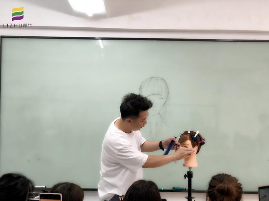 劉海出油怎么解決？南寧教理發(fā)的學(xué)校教你方法