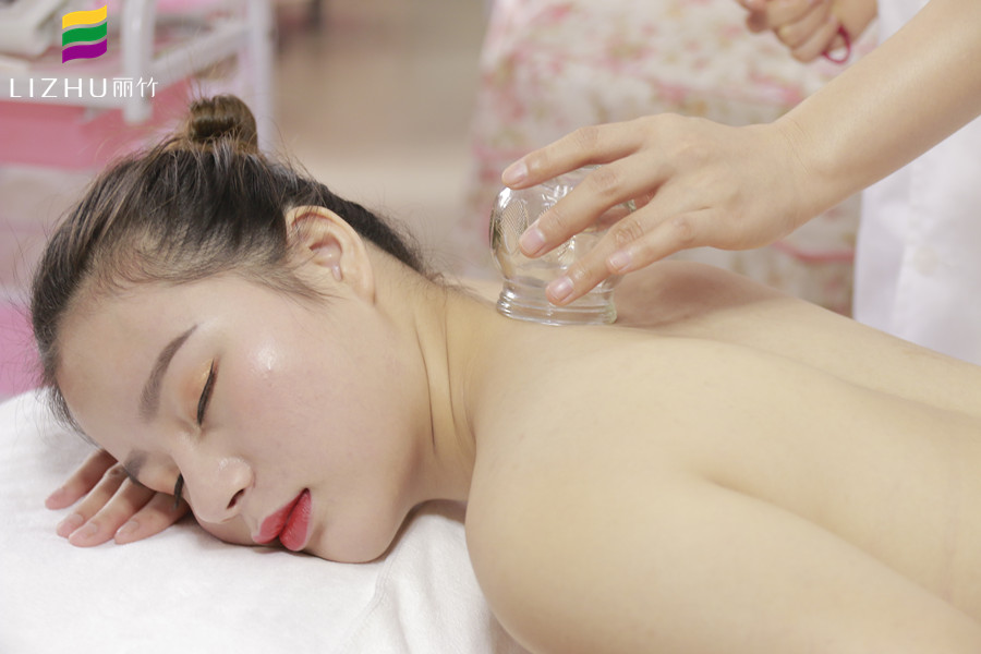拔罐的注意事項(xiàng)，南寧美容師培訓(xùn)學(xué)校必學(xué)課程