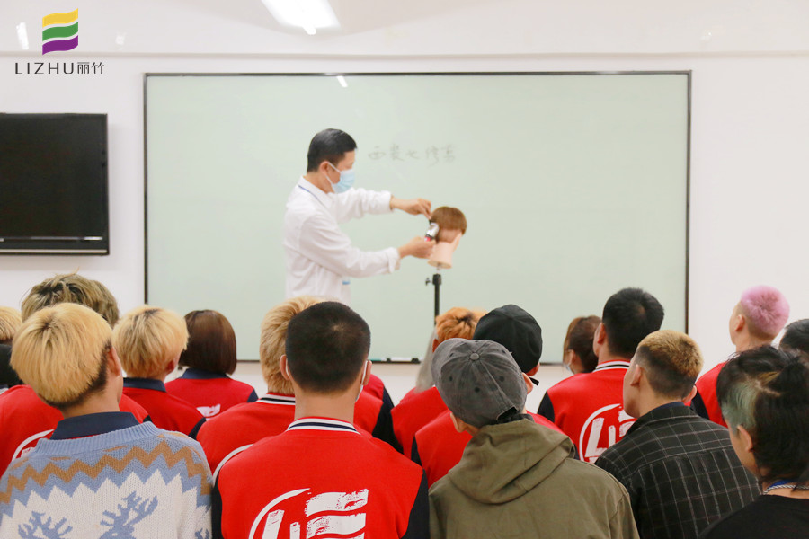 推剪的練習(xí)方法，廣西教美發(fā)基礎(chǔ)的學(xué)校分享