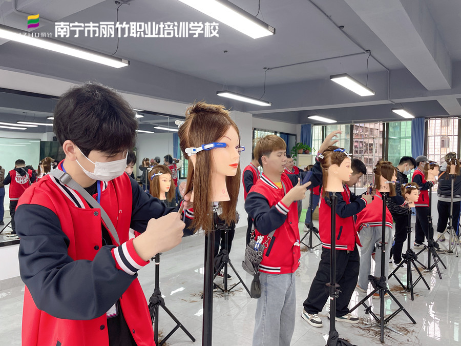 發(fā)型剪出層次感的技巧，南寧美發(fā)師培訓(xùn)課程