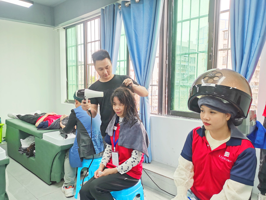 如何給發(fā)膜加熱？南寧美發(fā)職業(yè)技術(shù)學(xué)校課堂實訓(xùn)講解