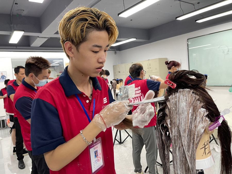 染發(fā)后怎么洗頭？南寧染發(fā)學(xué)校告訴你方法