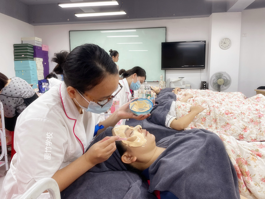 紋眉后可以敷面膜嗎？廣西紋繡師解釋給你聽(tīng)