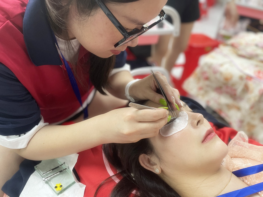 美睫后眼睛癢？廣西美甲美睫學校幫你解決