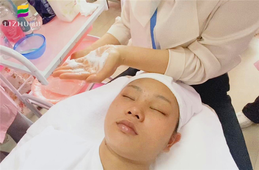 化妝前如何正確護(hù)膚？南寧化妝美容