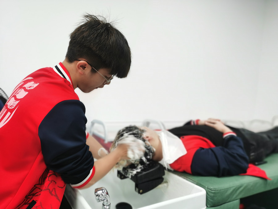 你頭發(fā)掉落的5個(gè)原因，南寧美發(fā)護(hù)發(fā)職校解析