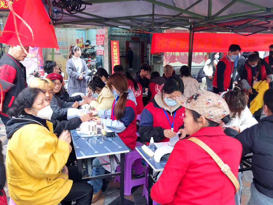 美甲活動免費，南寧美甲造型專業(yè)學(xué)校開啟“學(xué)雷鋒月”