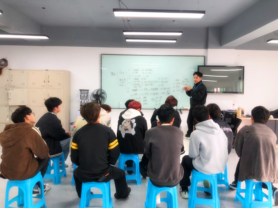 廣西燙發(fā)專業(yè)教案：如何正確蓋白發(fā)？