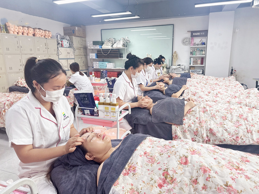 如何使用面霜進(jìn)行面部按摩？南寧教面部按摩