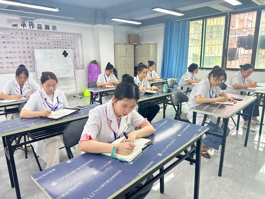 南寧學(xué)美容去哪學(xué)？麗竹學(xué)校美容專(zhuān)業(yè)歡迎您