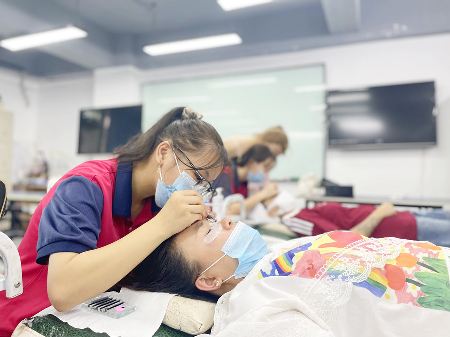 如何成為高價(jià)美睫師？南寧美睫學(xué)校排行分享技巧