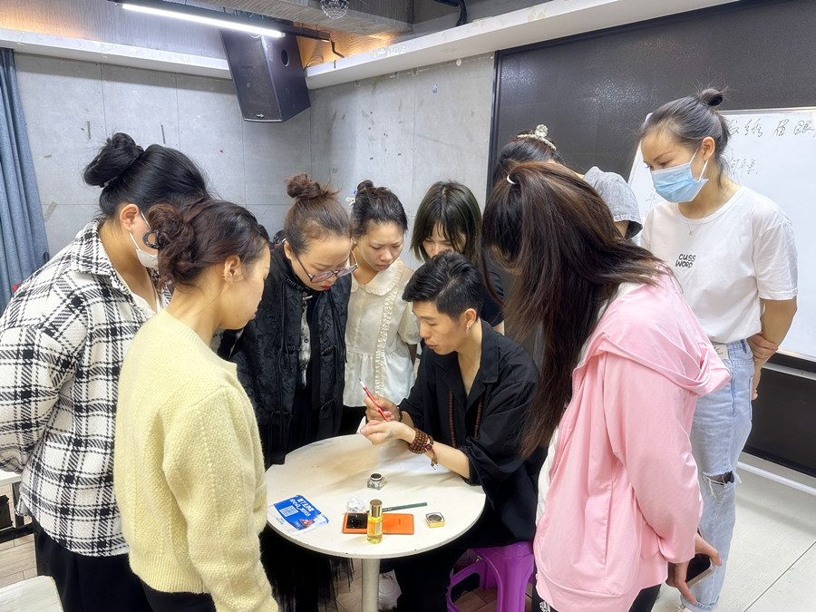 薄唇和厚唇的調(diào)整方法，廣西紋繡進(jìn)修深造培訓(xùn)?