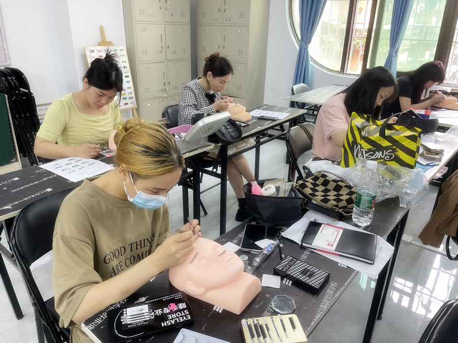 睫毛的基礎知識，南寧美甲培訓正規(guī)講解
