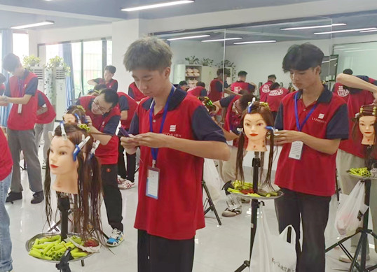 廣西學(xué)美發(fā)有前途嗎？廣西美發(fā)發(fā)展前景