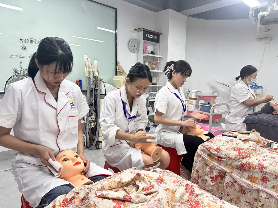 美容新手用假頭模練習(xí)的好處，學(xué)美容0基礎(chǔ)