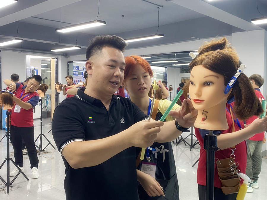 南寧美發(fā)女士精剪學(xué)員操作，南寧美發(fā)訓(xùn)練