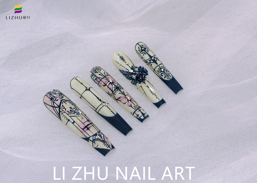手繪花窗美甲，南寧美甲設(shè)計作品賞析
