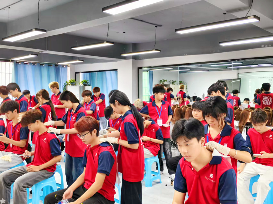 美發(fā)洗護(hù)精油按摩肩頸的好處，廣西洗護(hù)專業(yè)學(xué)校講解