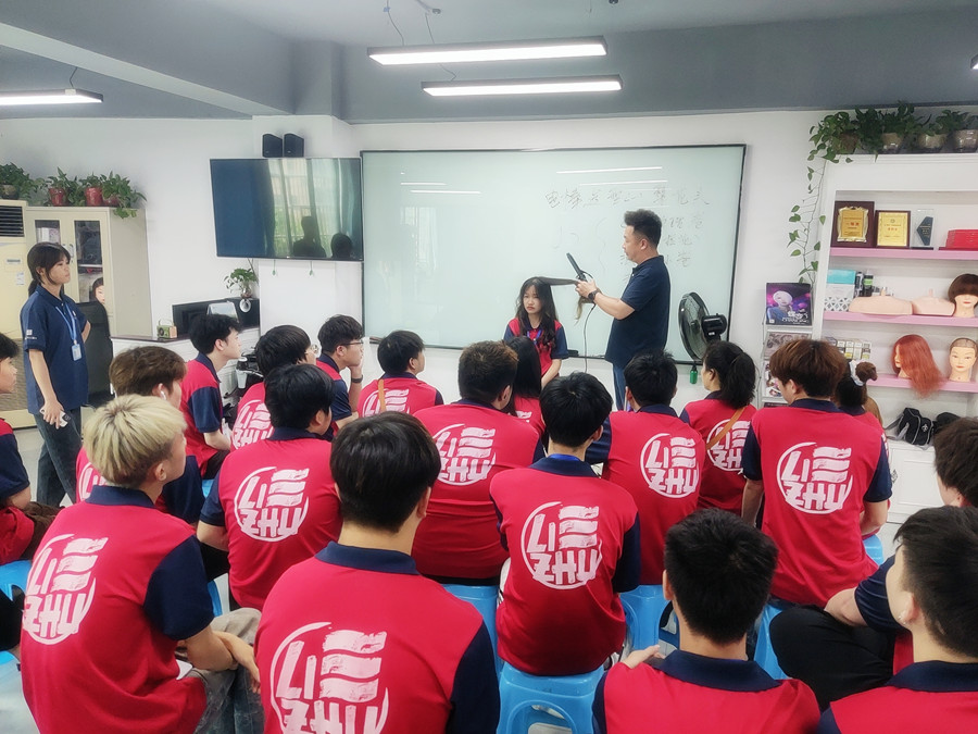 通用燙發(fā)后打理技巧，廣西燙染專業(yè)學(xué)校分享