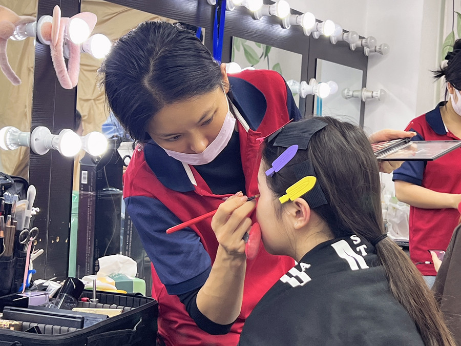 廣西彩妝實(shí)操，記錄同學(xué)們的每次努力
