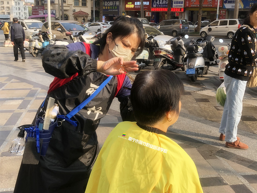 南寧剪發(fā)培訓(xùn)：新手如何挑選美發(fā)剪刀？