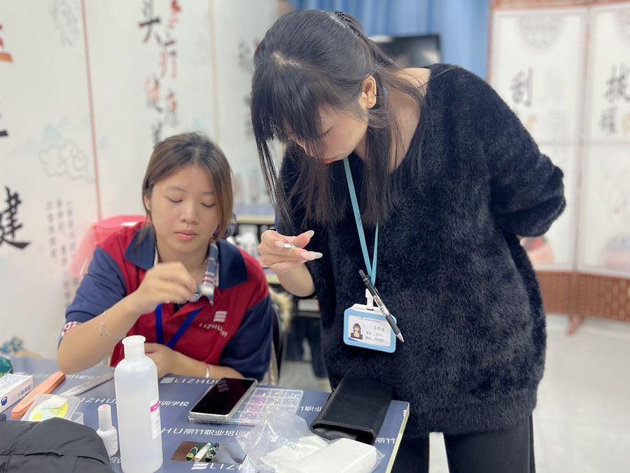 輕奢綠色貓眼美甲，南寧專業(yè)美甲學(xué)校學(xué)員作品