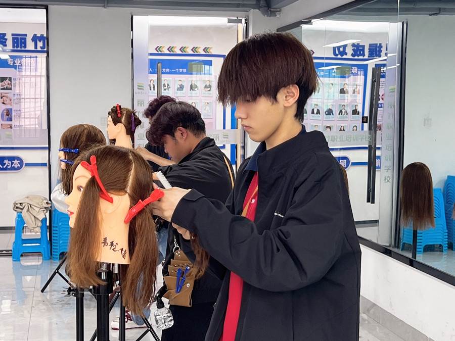 廣西教剪發(fā)：新手如何快速提升技術(shù)
