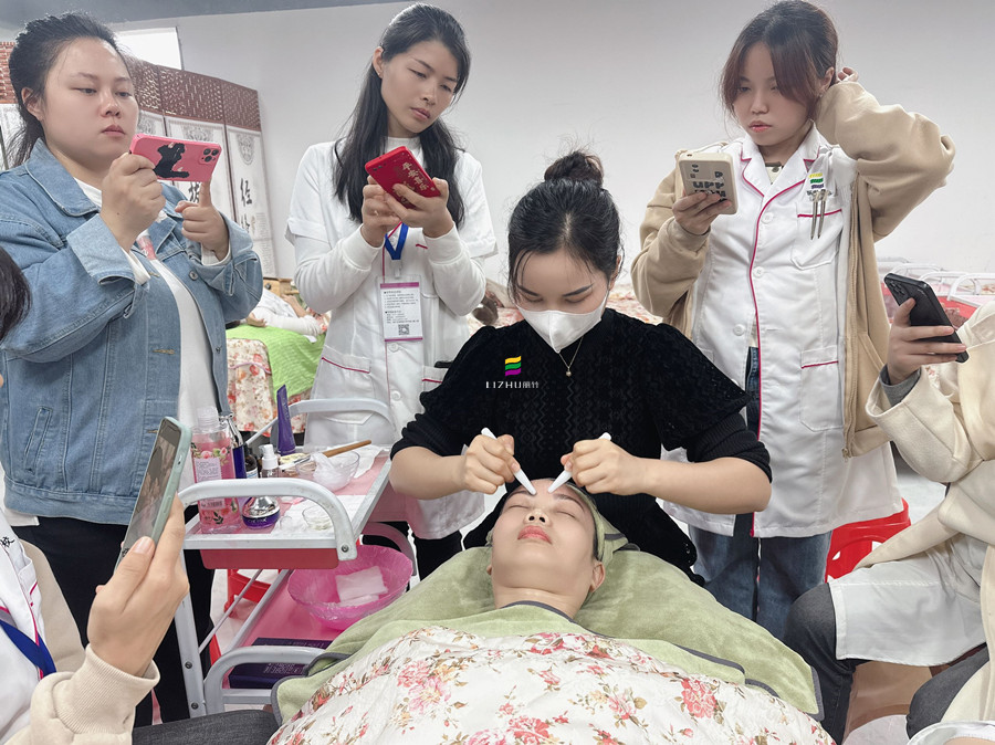 額頭撥筋的注意事項(xiàng)，廣西美容護(hù)膚課件講解
