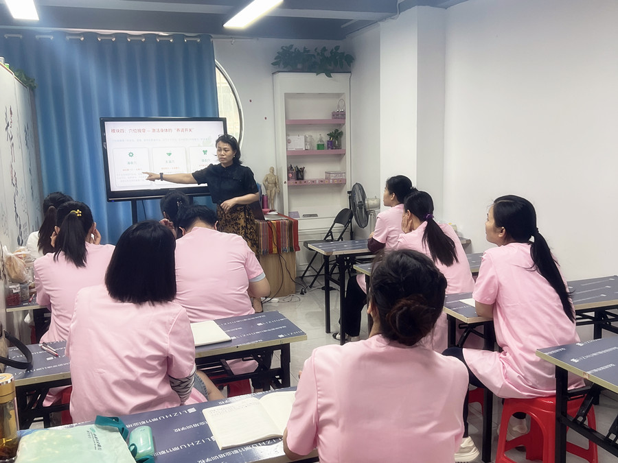 為什么推薦初高中畢業(yè)生學(xué)美容？