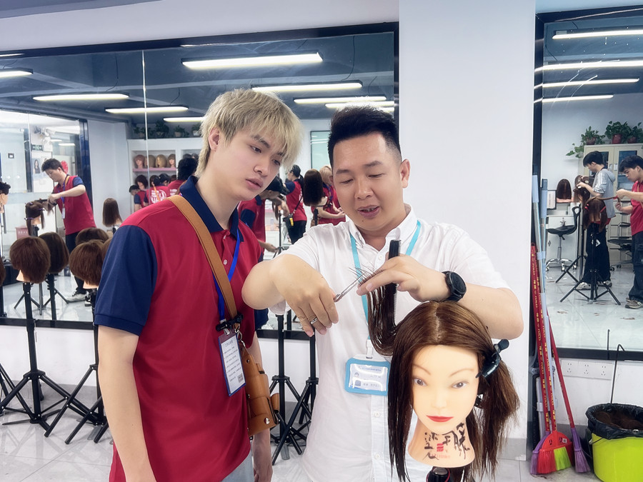 廣西美發(fā)職業(yè)學(xué)校課堂教學(xué)：方形堆積