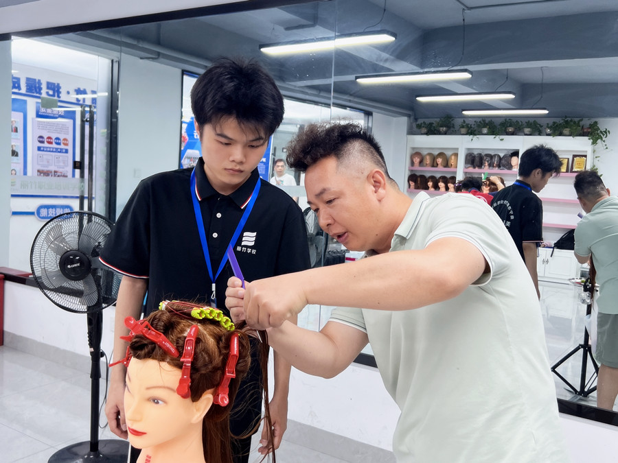 初中考不上高中？高考落榜怎辦？十幾歲學(xué)美發(fā)