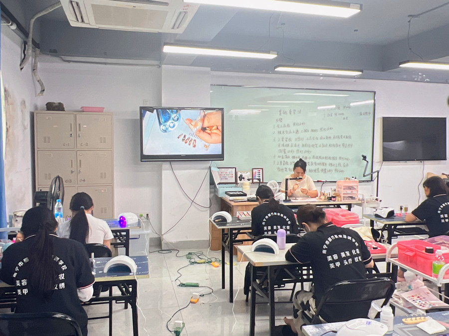 新手暈染美甲練習，廣西美甲課堂實況記錄